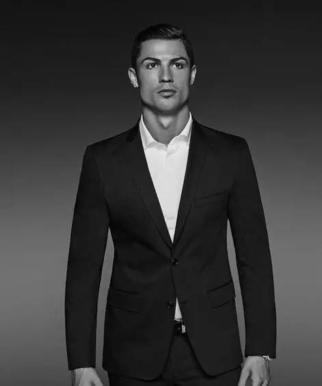 拜仁快速传球移动致对手防线瓦解（拜仁快速传切与穿插跑动令对手防线崩塌）