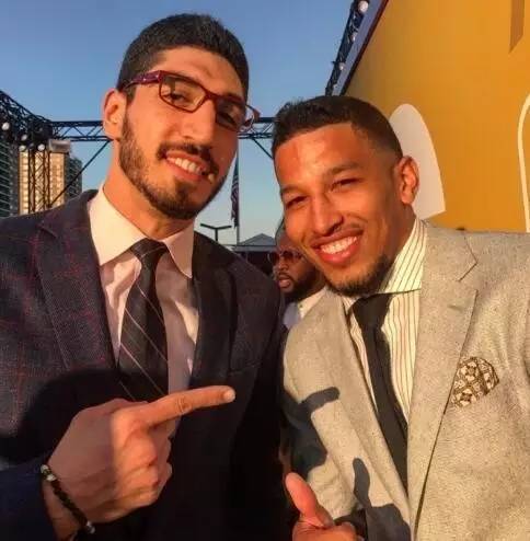 孙颖莎王楚钦赛前训练气氛轻松，大头仰头大笑，大笑引发全场欢笑（孙颖莎王楚钦赛前训练氛围轻松，大头仰天大笑点燃全场笑声）