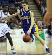 康宁汉姆在活塞12连胜期间，场均贡献30+10+5（活塞豪取12连胜，康宁汉姆场均30分10助攻5篮板）