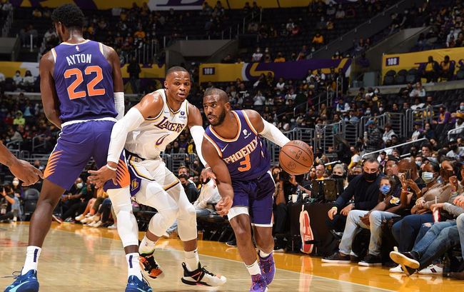 迈阿密国际夺美职联冠军，梅西淡定队友狂欢（迈阿密国际加冕美职联，梅西从容队友狂欢）