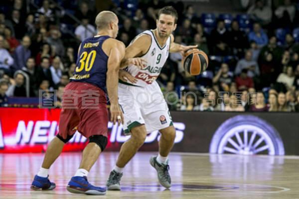 半场战报：圣保利1-0海登海姆，卡尔斯破门（半场比分：圣保利暂1比0领先海登海姆，卡尔斯建功）