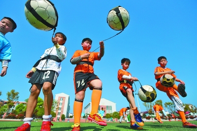 泪目，若塔遗孀被邀请到葡萄牙超级杯现场，全场球迷起立致意（葡萄牙超级杯邀若塔遗孀出席，全场球迷起立致敬，令人动容）