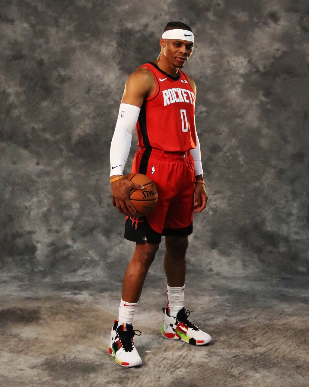 独领风骚，目前欧冠前8球队英超占4席，其余四大联赛各出1队（英超统治欧冠八强：四队晋级，其余四大联赛各一队）