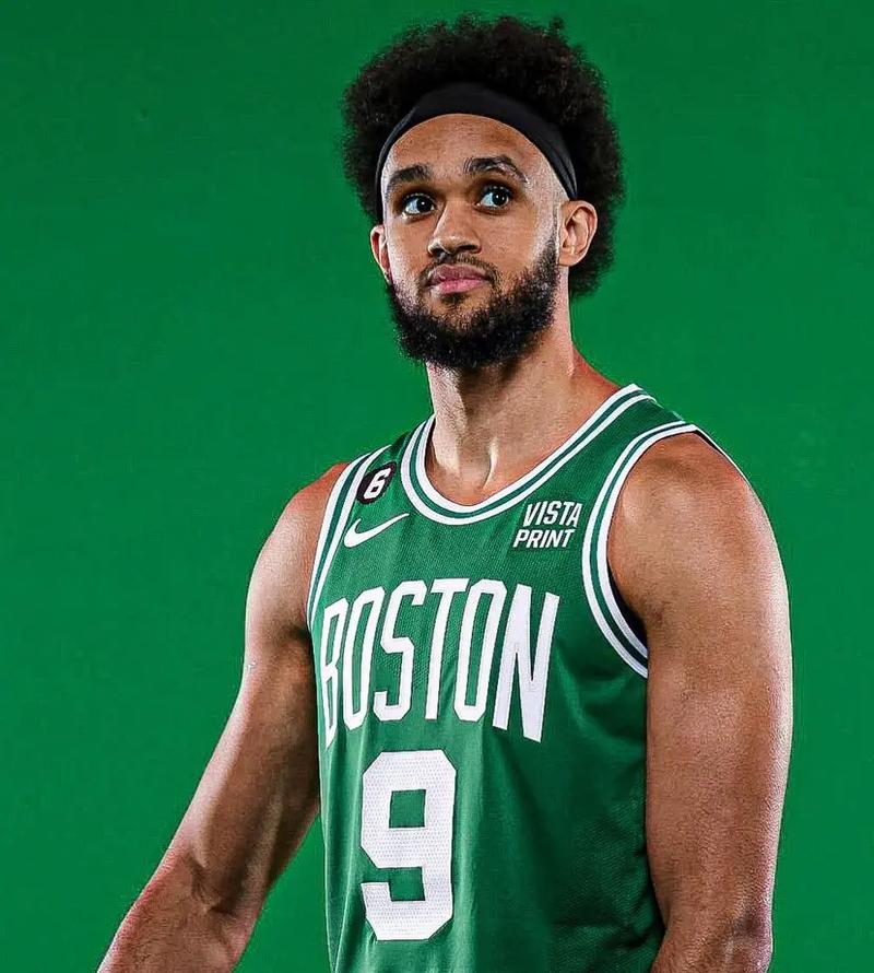 青年新秀表现亮眼 赢得出场机会（年轻新星表现抢眼 收获上场机会）