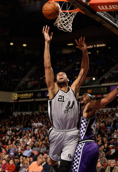 足球意甲射手榜竞争激烈，三人同进12球并列领跑（意甲金靴之争白热化：三将各入12球并列榜首）