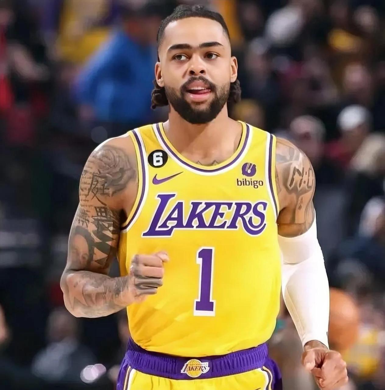 萨巴伦卡大坂直美表演赛邀球迷上场，展职业业余差距（萨巴伦卡与大坂直美表演赛邀请球迷同场竞技，职业与业余差距尽显）