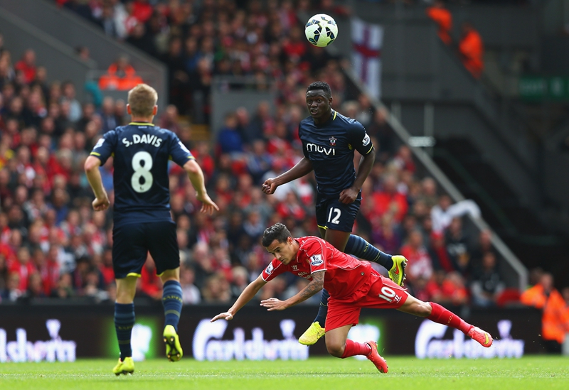 持续打击极端球迷，米体：地方当局邀请米兰双雄开会评估情况（米体：地方当局召集米兰双雄会议，评估持续打击极端球迷的进展）