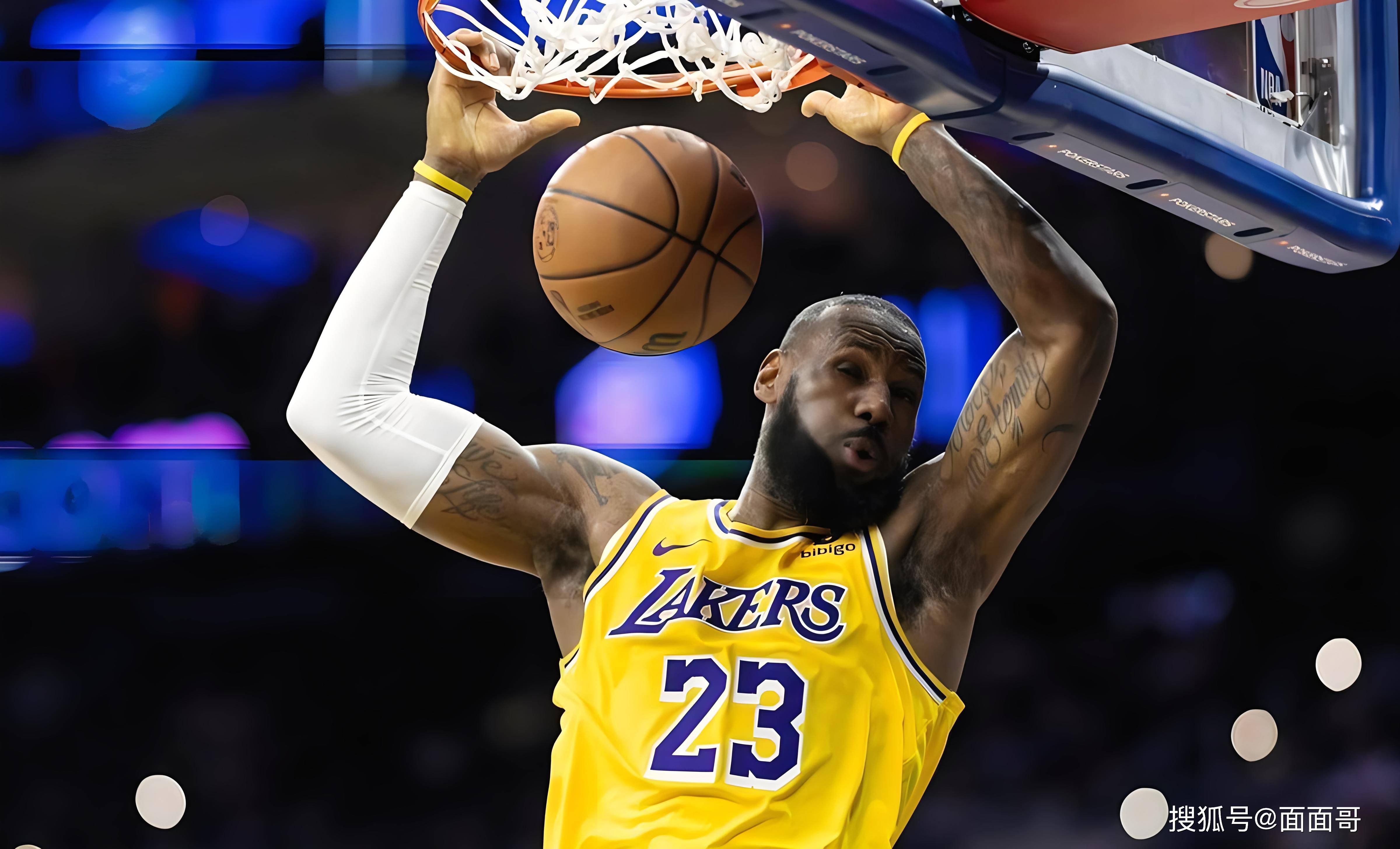 维持原判！布朗突破肘倒翟晓川后者阻挡 许利民交涉挑战也是失败（判罚维持！布朗突破肘击致翟晓川倒地判其阻挡，许利民挑战无果）