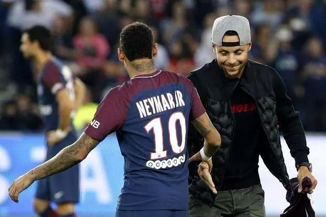 17岁中国少年在美高中拍运动,还清器材贷款（17岁中国少年在美高中拍体育视频，靠作品还清摄影器材贷款）